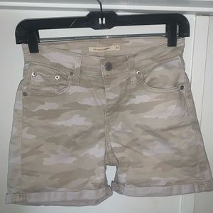 Levi’a mid length camouflage beige shorts